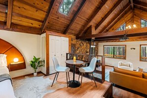 1 bedroom, iron/ironing board, WiFi, bed sheets - NEW - Lassen Tree Cabin with Hot Tub (Shingletown)