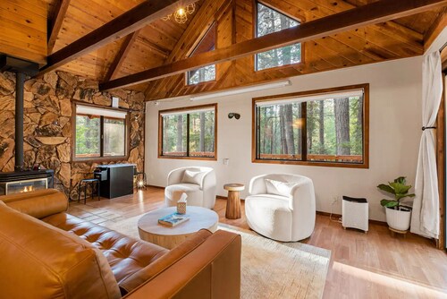 NEW - Lassen Tree Cabin with Hot Tub