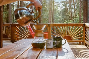 Outdoor dining - NEW - Lassen Tree Cabin with Hot Tub (Shingletown)