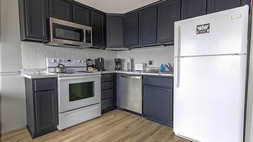 Refrigerador, microondas, horno y parrilla de estufa