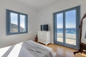 6 bedrooms, iron/ironing board, free WiFi, bed sheets