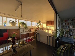 Dining - Historic brutalist penthouse with terrace in North London, arch. Neave Brown. (London)