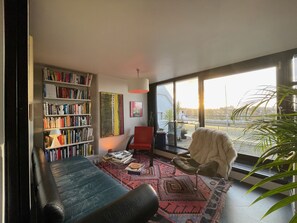 Interior - Historic brutalist penthouse with terrace in North London, arch. Neave Brown. (London)