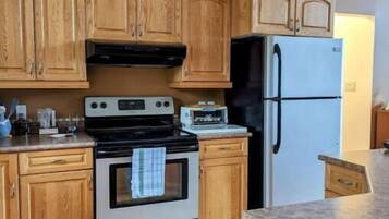 Køleskab, mikrobølgeovn, ovn, kogeplade