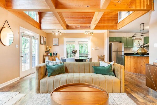 Smart-TV, Tischfußball, Tischtennisplatte