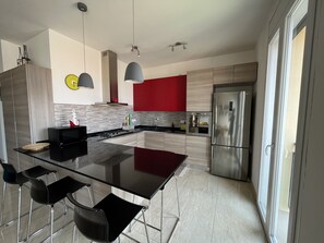 Fridge, microwave, oven, stovetop - Contemporary apartment in the beating heart of Bologna with amazing skyline view (Bologna)