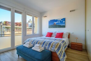 3 bedrooms, in-room safe, desk, free WiFi
