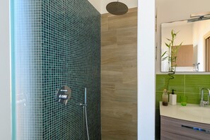 Whirlpool, umweltfreundliche Kosmetikartikel, Haartrockner, Bidet