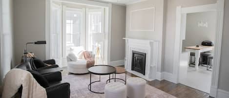 Smart TV, books, stereo