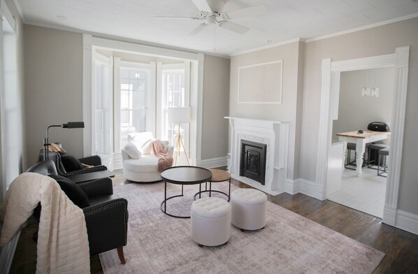 Smart-tv, boeken en een stereo