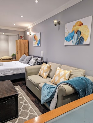 1 habitación, tabla de planchar con plancha, wifi gratis y ropa de cama