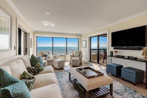 Seaside Elegance: Oceanfront Sunrise Splendor