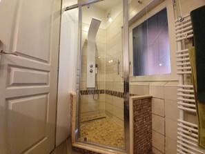 Douche, serviettes fournies, papier toilette