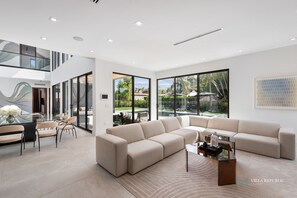 TV, stereo - 8BR Villa Sapphire (Miami)