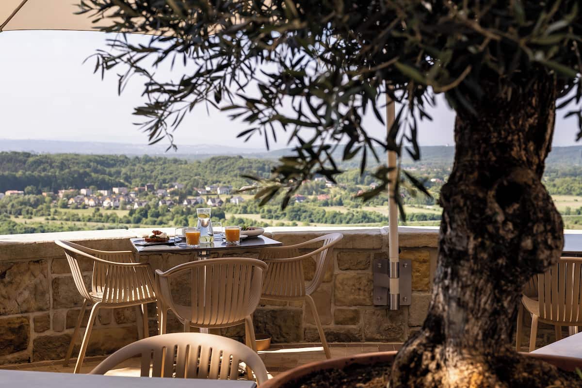 breakfast, lunch, dinner served; international cuisine, garden views