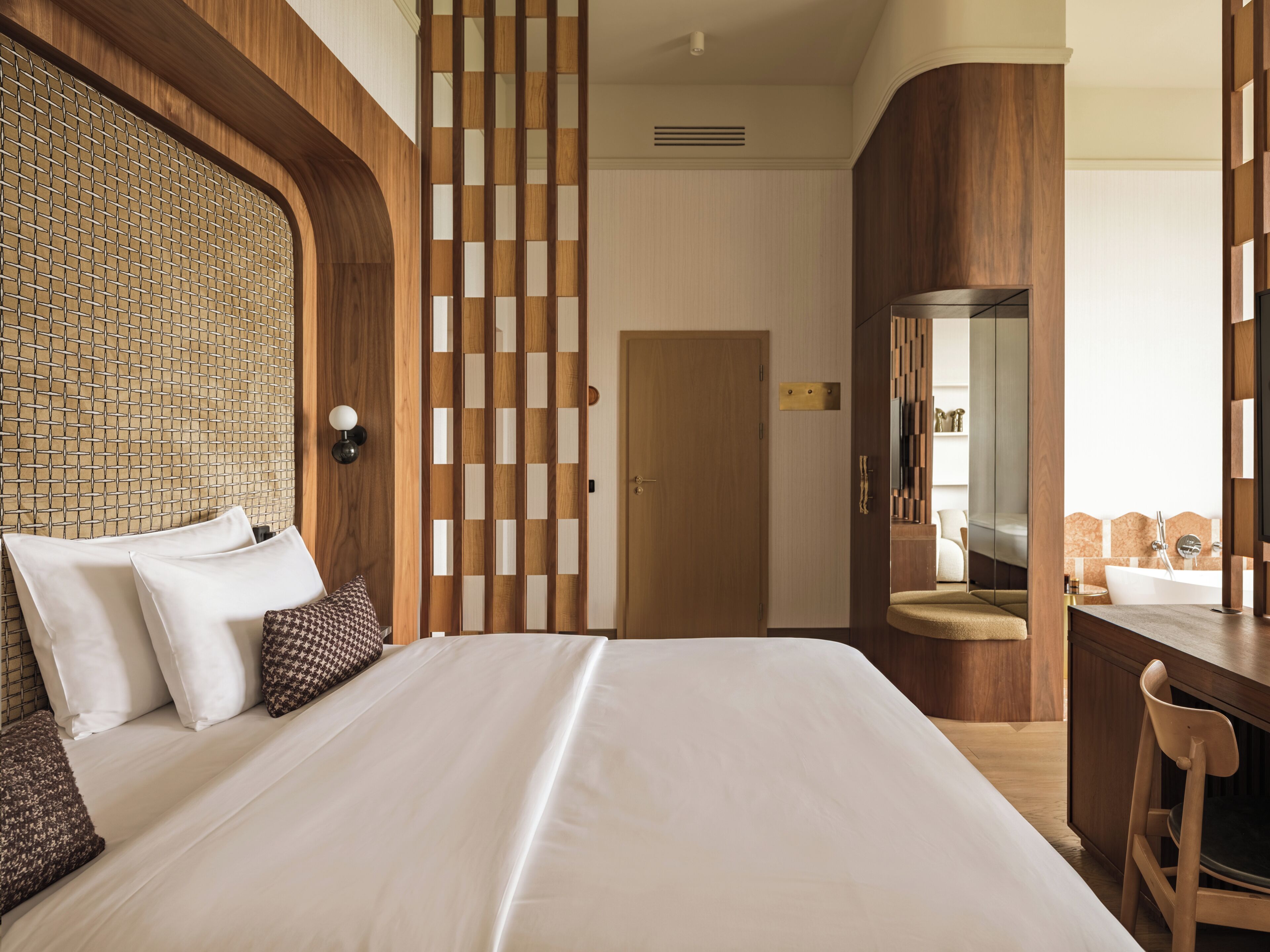 Panorama Suite | Bộ đồ giường cao cấp, minibar, két bảo mật tại phòng, bàn 