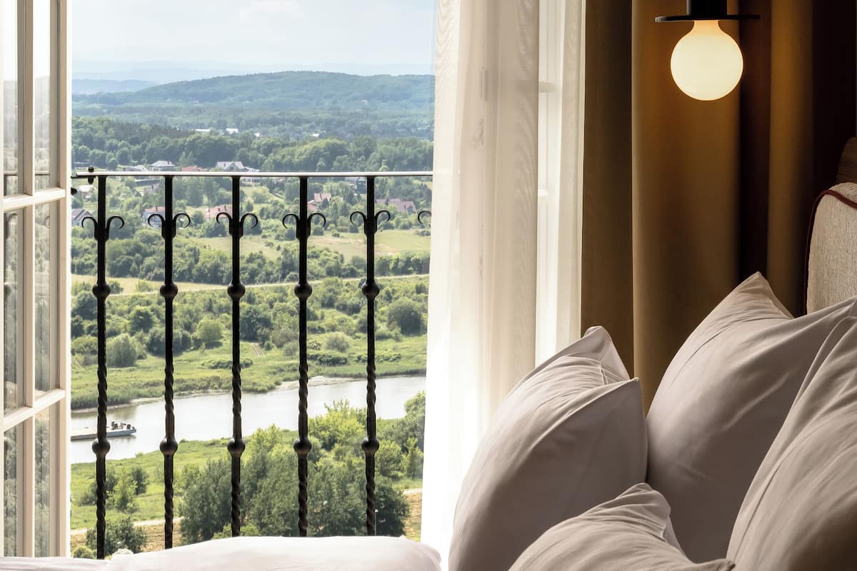 Ylelliset vuodevaatteet, minibaari, tallelokero huoneessa