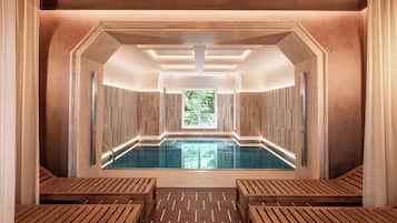 Una piscina cubierta