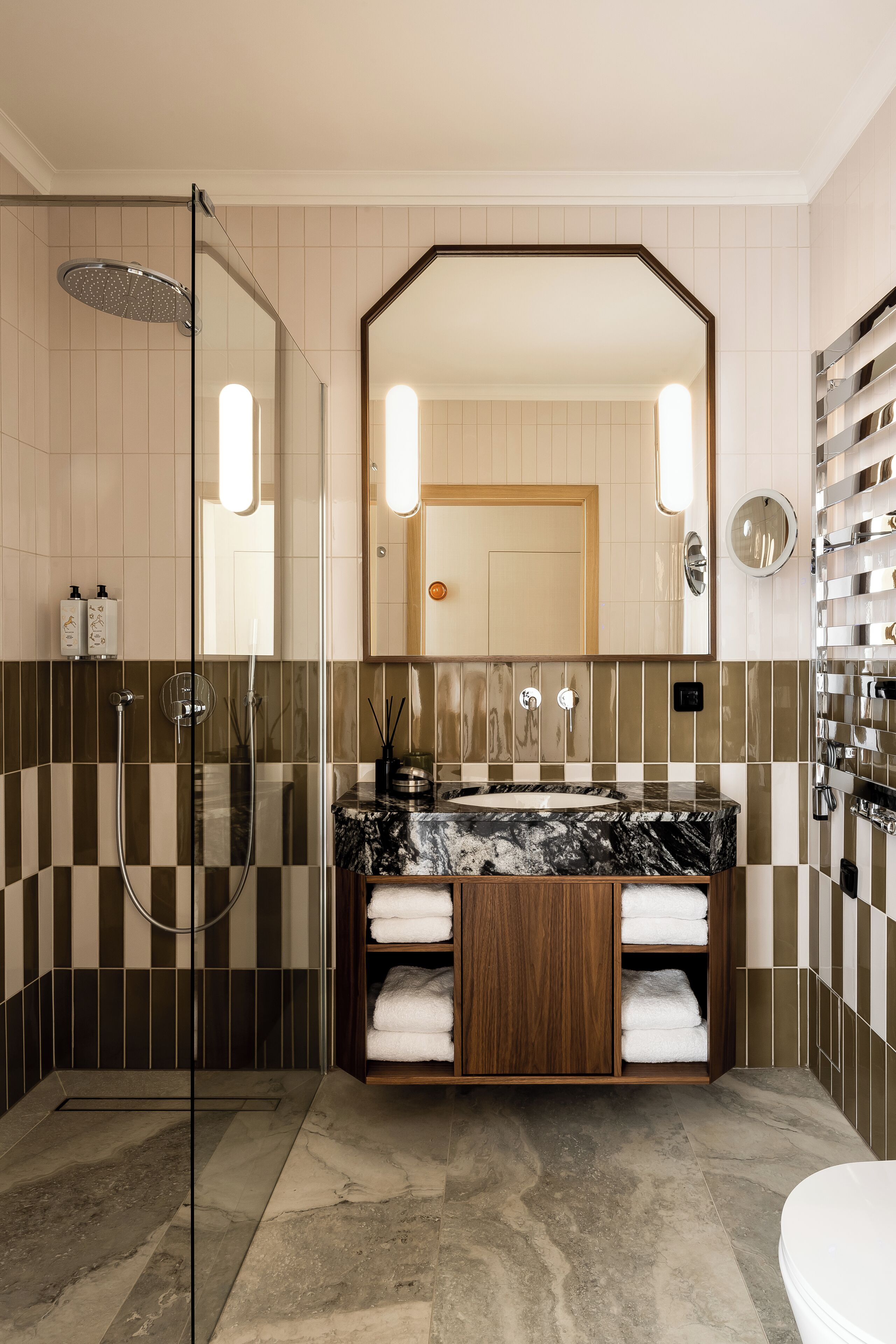 Une salle de bain moderne avec une douche à parois de verre, un lavabo en marbre et un meuble-lavabo en bois.