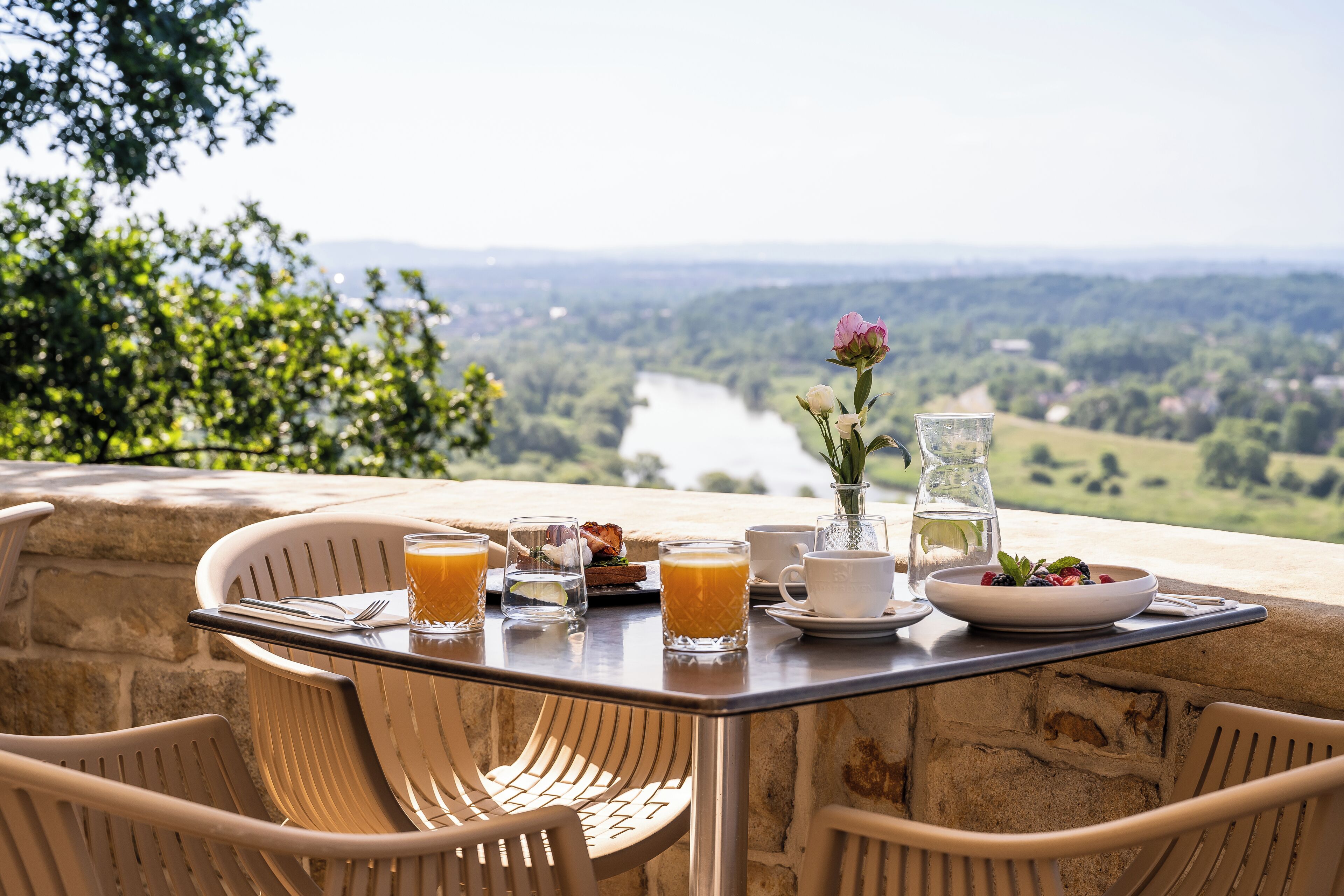 Frühstück, Mittagessen, internationale Küche, Blick auf den Garten 