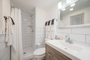 Dusj, hårføner, håndklær og såpe