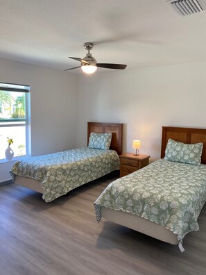 3 bedrooms, desk, iron/ironing board, free WiFi - New waterfront Pine Island home awaits your fishing adventure! (Bokeelia)