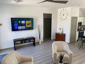 Smart-TV, Tischtennisplatte, Bücher, Computerbildschirme