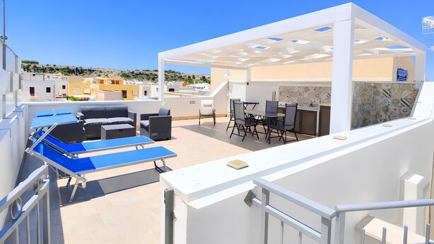 A rooftop terrace with outdoor seating, a pool table, and a dining area. - Dolceluna Apartment - San Vito Lo Capo (TP) (San Vito Lo Capo)