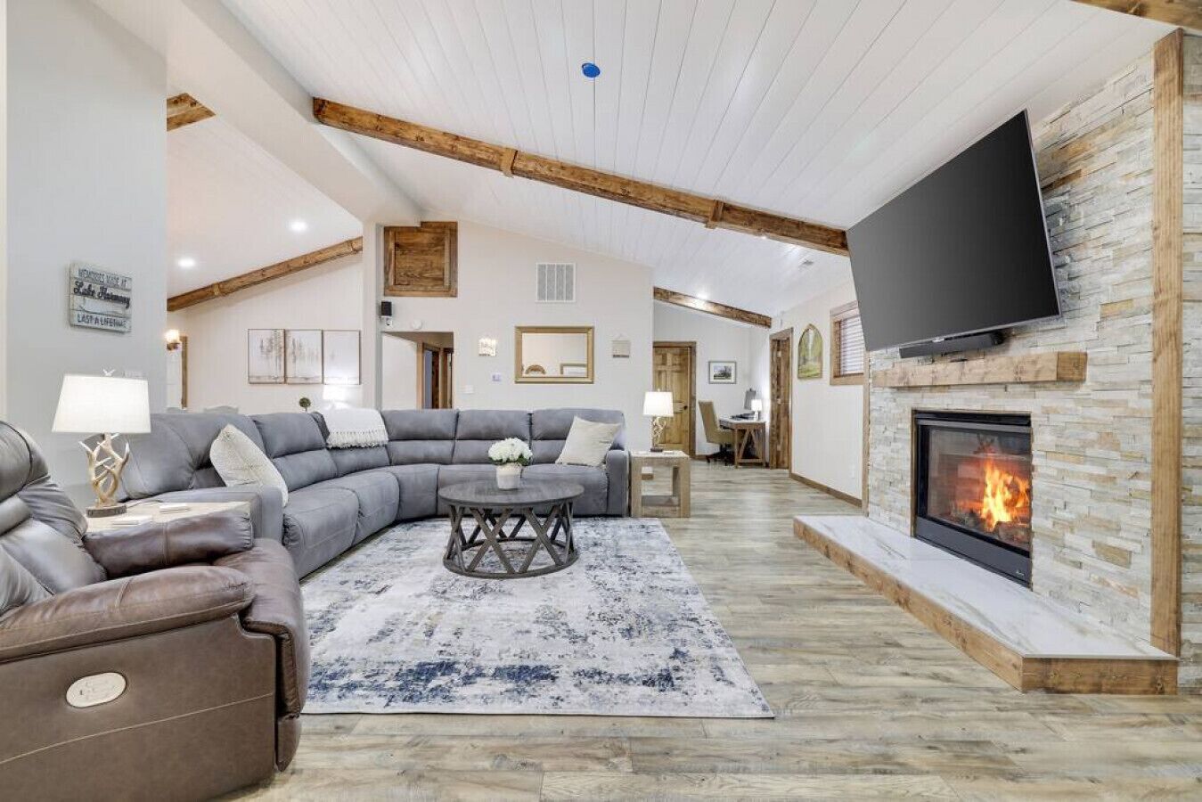 Smart TV, chimenea, estéreo y oficina 