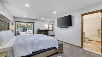 3 bedrooms, desk, iron/ironing board, travel crib