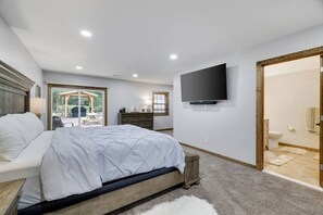 3 bedrooms, desk, iron/ironing board, travel crib