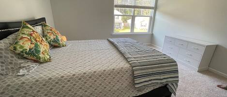 3 habitaciones, tabla de planchar con plancha, wifi y ropa de cama