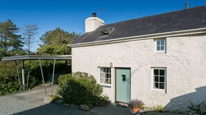Exterior - Cyndal Bach - a coastal that sleeps 3 guests in 2 bedrooms (Rhoscolyn)