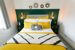 3 bedrooms, iron/ironing board, free WiFi, bed sheets - 3 Greenfield Terrace -  a near a pub that sleeps 6 guests  in 3 bedrooms (Menai Bridge)