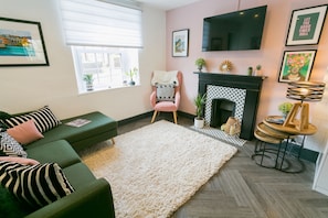 TV, fireplace - 3 Greenfield Terrace -  a near a pub that sleeps 6 guests  in 3 bedrooms (Menai Bridge)