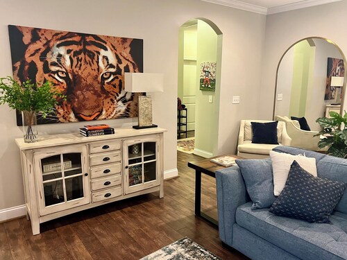 Precious Game Day Home 3 miles to Downtown AU! Pets Welcome! 