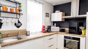 Réfrigérateur, micro-ondes, four, plaque de cuisson