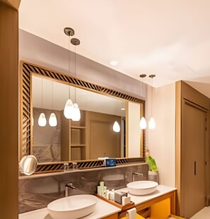 Jetted bath, hair dryer, towels