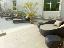 Una piscina al aire libre