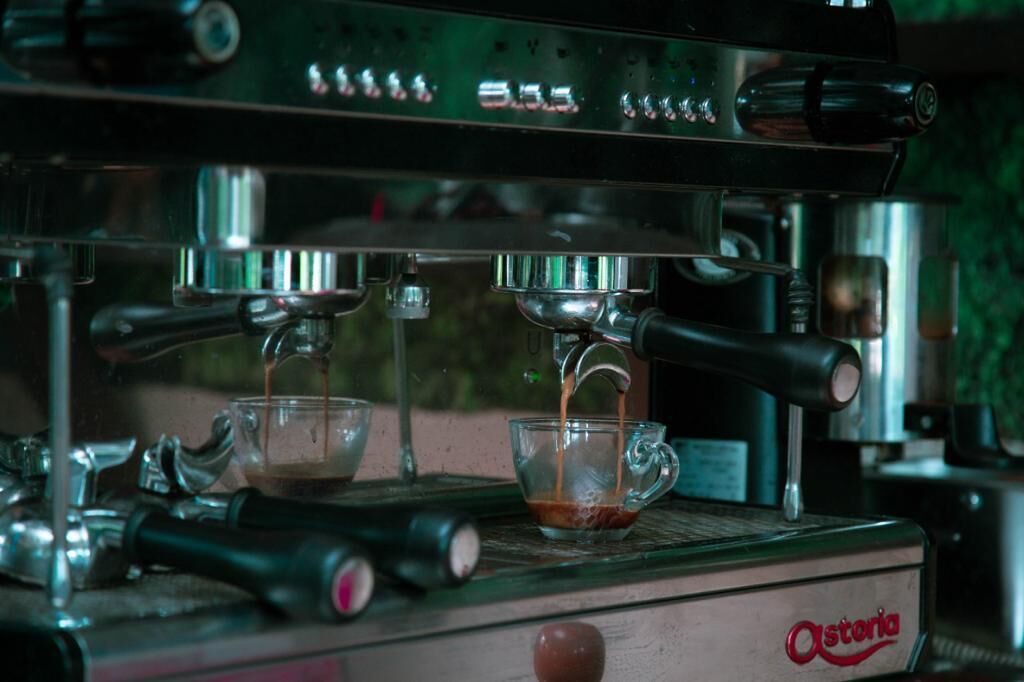 Une machine à expresso en train de préparer deux tasses de café.