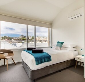 Habitación | Tabla de planchar con plancha, wifi gratis y ropa de cama