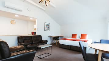Studio Suite | Soundproofing, iron/ironing board, free WiFi, bed sheets