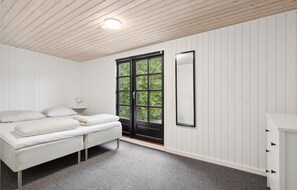 2 bedrooms, travel cot, free WiFi
