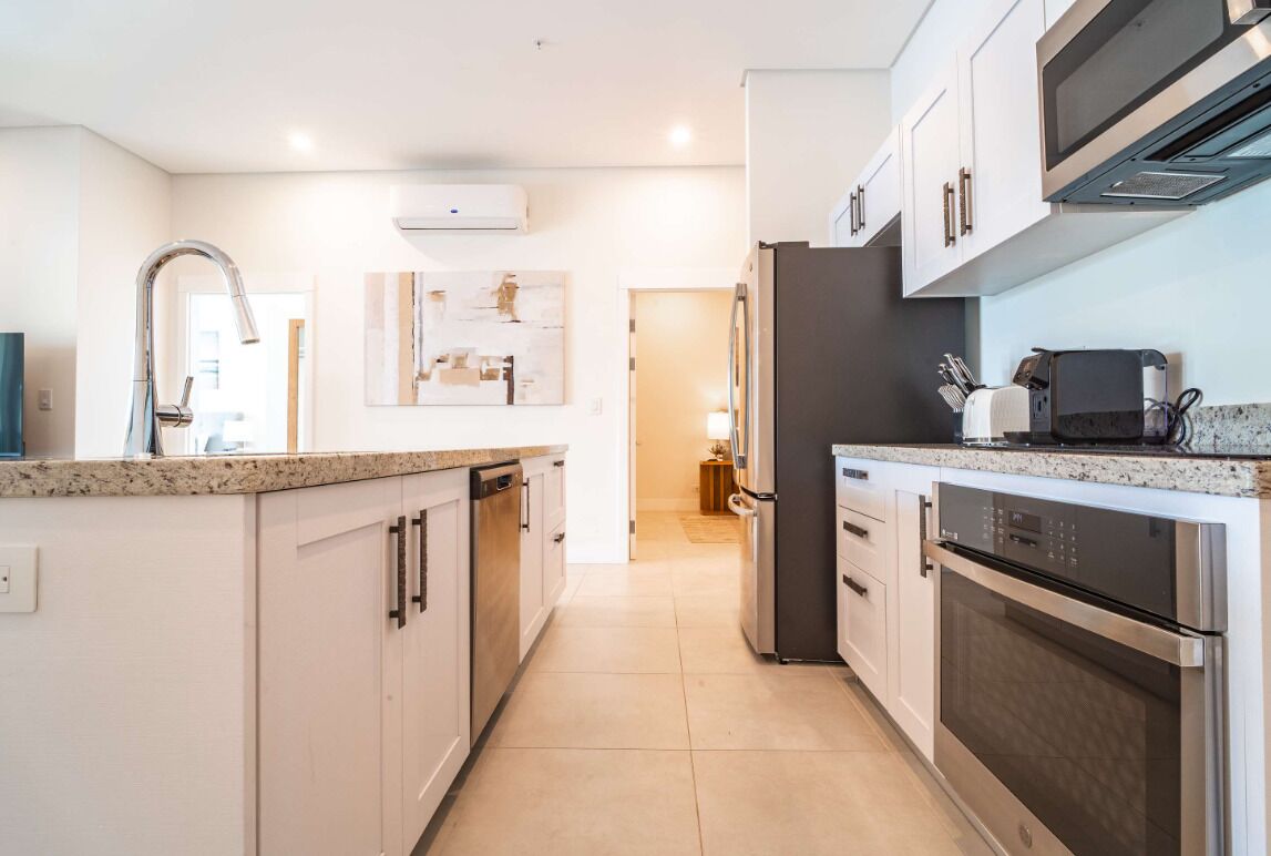 Refrigerador con freezer, microondas, horno, placa de cocina