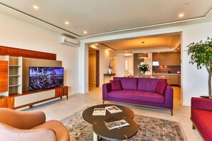 Bộ đồ giường cao cấp, nệm có lớp đệm bông, két bảo mật tại phòng 