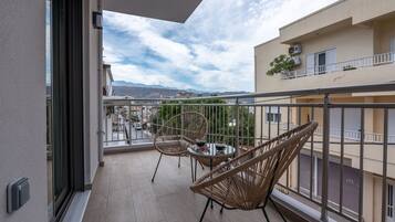 Deluxe Apartment, 2 Bedrooms, Balcony, Mountain View | Balcony