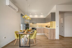 Deluxe-Apartment, 2 Schlafzimmer, Balkon, Bergblick | Essbereich im Zimmer