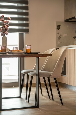 Apartamento Confort, 1 cama doble con sofá cama, balcón, vistas a la montaña | Servicio de comidas en la habitación
