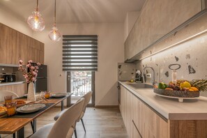 Lägenhet Comfort - 1 dubbelsäng med bäddsoffa - balkong - utsikt mot bergen | Eget kök | Stort kylskåp, ugn, spishäll och espressobryggare