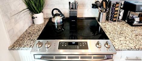 Grand réfrigérateur, micro-ondes, four, plaque de cuisson